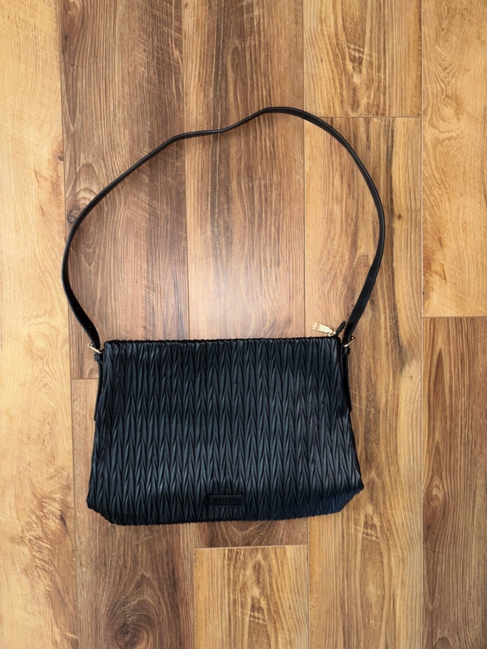 5/$25🌼 Chic Black Textured Shoulder Bag